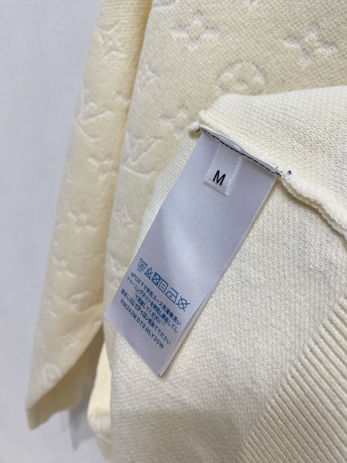 🅿️440 LV 2025 new wool blended round neck long sleeve sweater cardigan bottoming sweater, high-end version! The custom-made fabrics at the counter are highly breathable and comfortable, with impeccable details and brand element design concepts, reflecting high quality. It feels delicate and soft! It presents a casual cut and the upper body shape is great! 🐉Code size: M-3XL